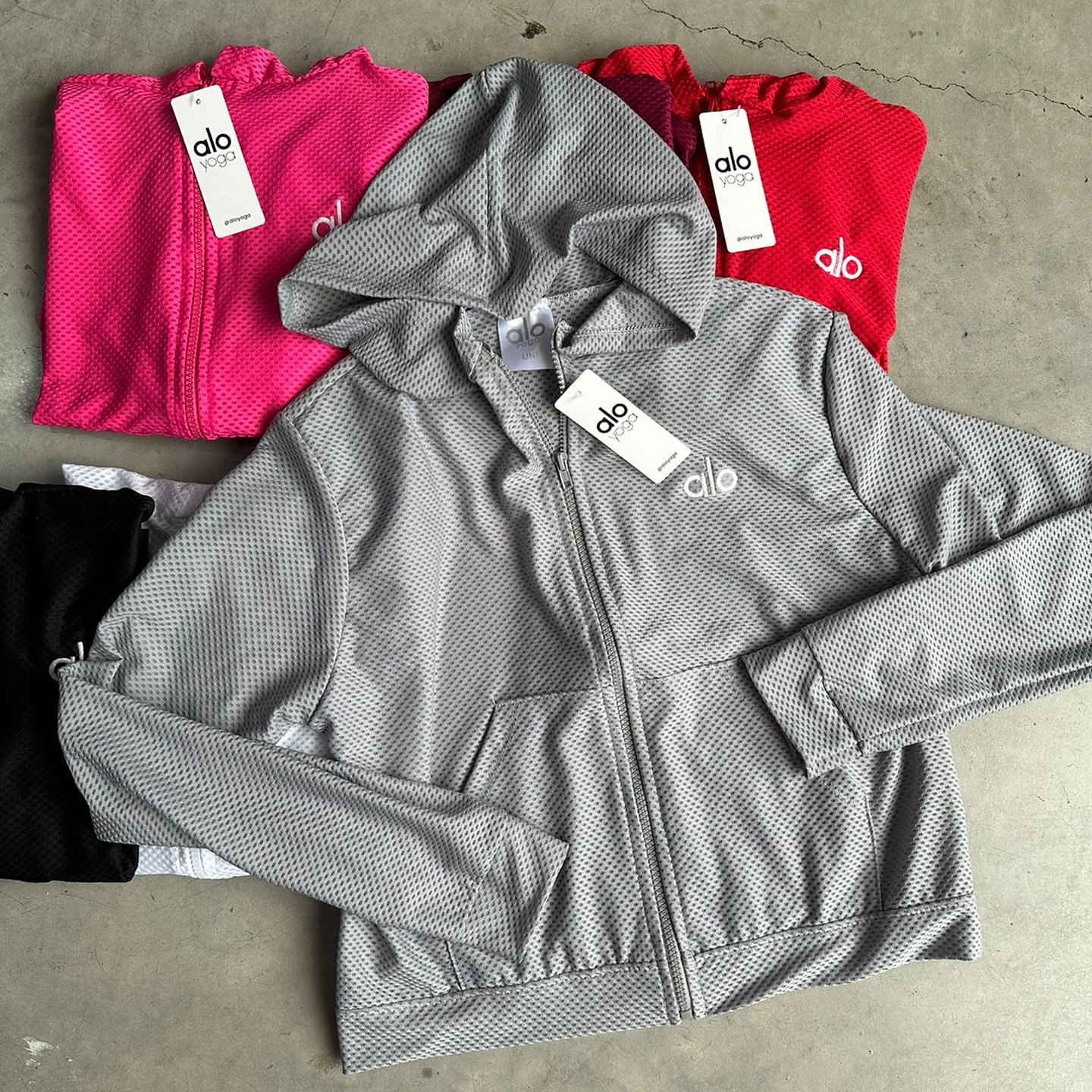 Chamarra deportiva gris con gorro- ALO